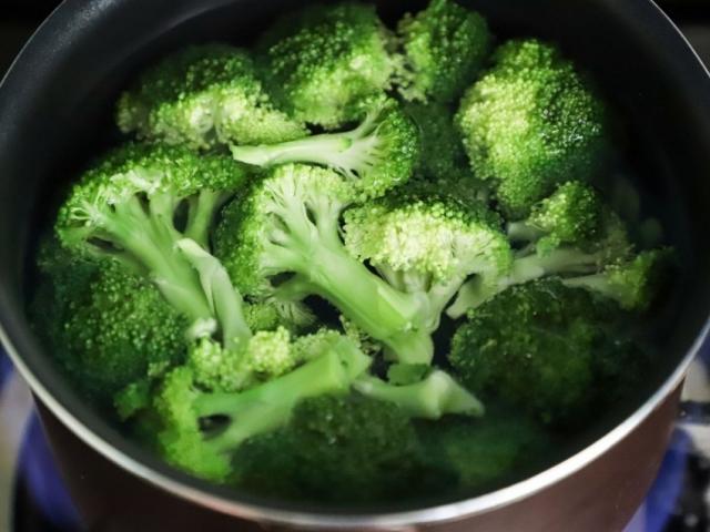 Ẩm thực - Súp lơ chỉ rửa với nước không khác gì "ăn trứng côn trùng", nên làm cách này