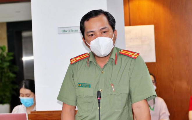 Thượng tá Trần Thanh Giang, Phó trưởng phòng tham mưu (PV01) Công an TP.HCM trả lời tại họp báo. Ảnh: TÁ LÂM