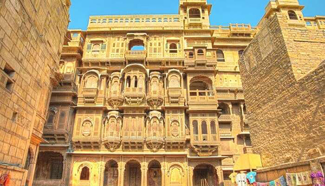 Jaisalmer: Thành phố Vàng của Rajasthan, Jaisalmer chắc chắn là một trong những thành phố tuyệt nhất để đến thăm ở Ấn Độ. Phần này của Rajasthan nằm trong vùng sa mạc Thar, thể hiện sự kỳ diệu của những cồn cát nhung kết hợp với nền văn hóa muôn màu muôn vẻ của bang. 
