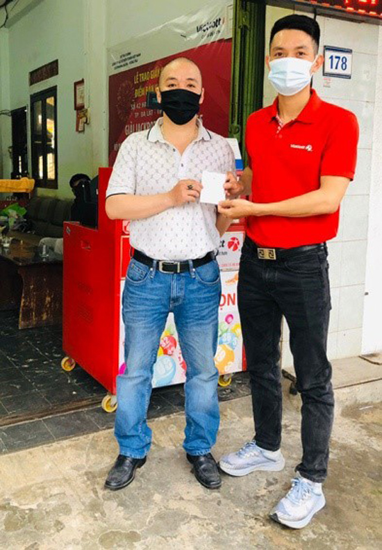 Người chơi đầu tiên trúng giải Đặc biệt 2 tỷ đồng của Max 3D Pro (áo trắng)