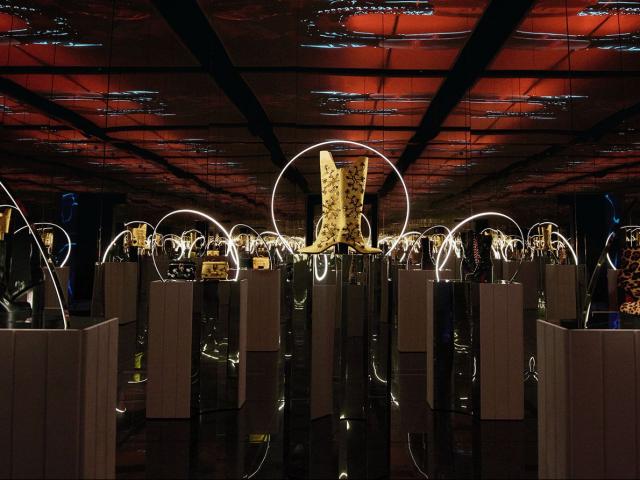 Thời trang - “Huyền thoại giày đỏ” Christian Louboutin trải nghiệm mới trong bộ sưu tập Xuân Hè 2022