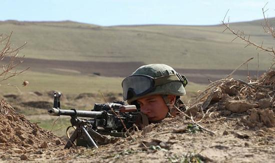 Bên cạnh các vũ khí có sức hủy diệt
lớn, căn cứ 201 thường xuyên tổ chức huấn luyện trên thao trường
thực tế, từ đó rèn luyện kỹ năng chiến đấu cho binh sĩ.