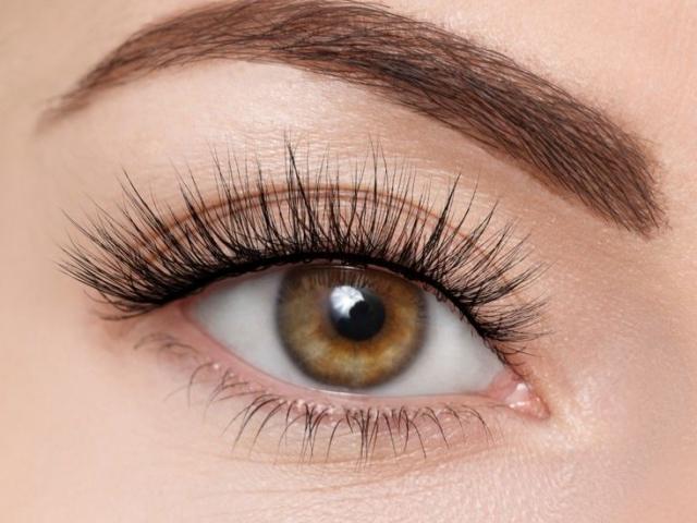 Làm đẹp - Những loại dầu thiên nhiên nuôi dưỡng mi dài mượt mà, quyến rũ