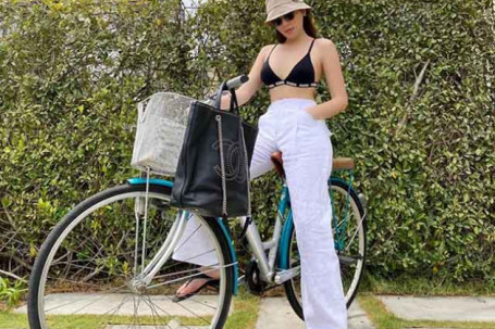 Hoa hậu Kỳ Duyên diện quần bó có thiết kế lạ đi xe đạp
