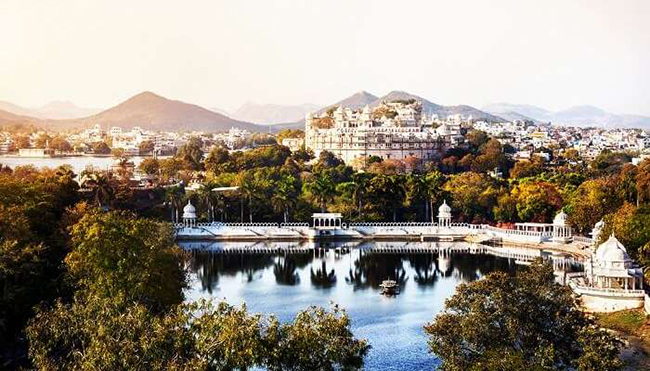 Udaipur - Thành phố Hồ lãng mạn: Udaipur được gọi là Venice của phương Đông, nhưng những màu sắc Rajasthani khác nhau của thành phố chắc chắn khiến nó còn trở nên đáng nhớ hơn.
