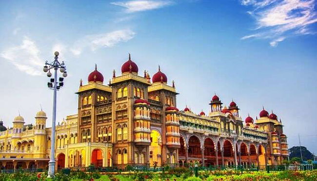 Mysore: Mysore đã vươn lên từ vị thế của một thành phố hoàng gia để trở thành một trung tâm CNTT lớn. Nơi đây nổi tiếng khắp thế giới với sarees lụa tuyệt đẹp và bạn đừng quên thưởng thức các món ngon tuyệt của địa phương.
