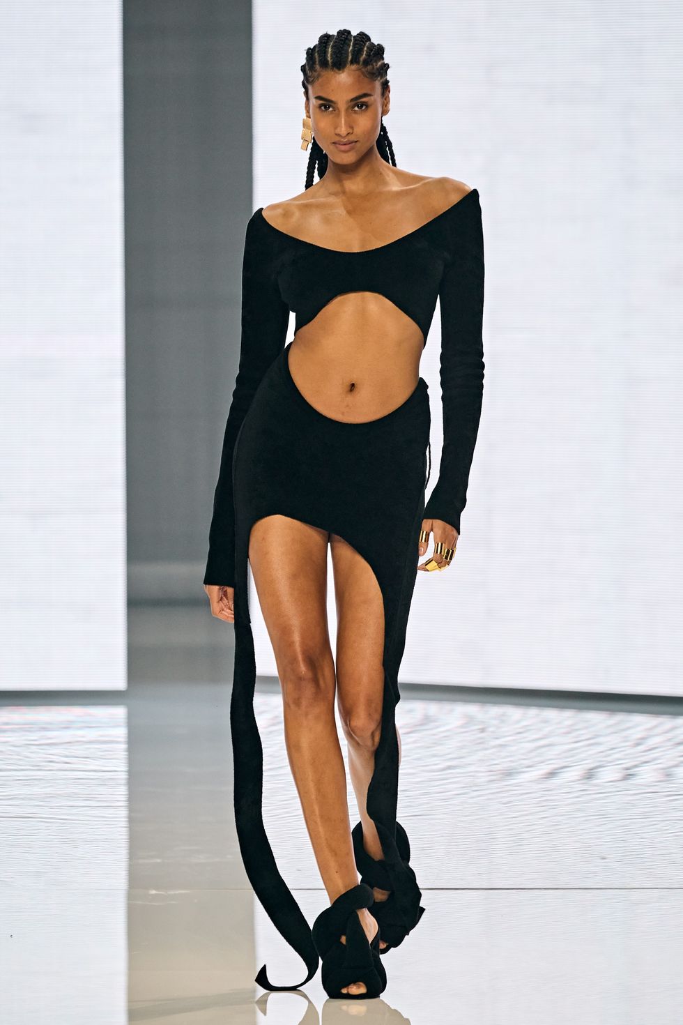 Balmain ra mắt 114 kiểu dáng tôn vinh truyền thống nhà mốt - 1