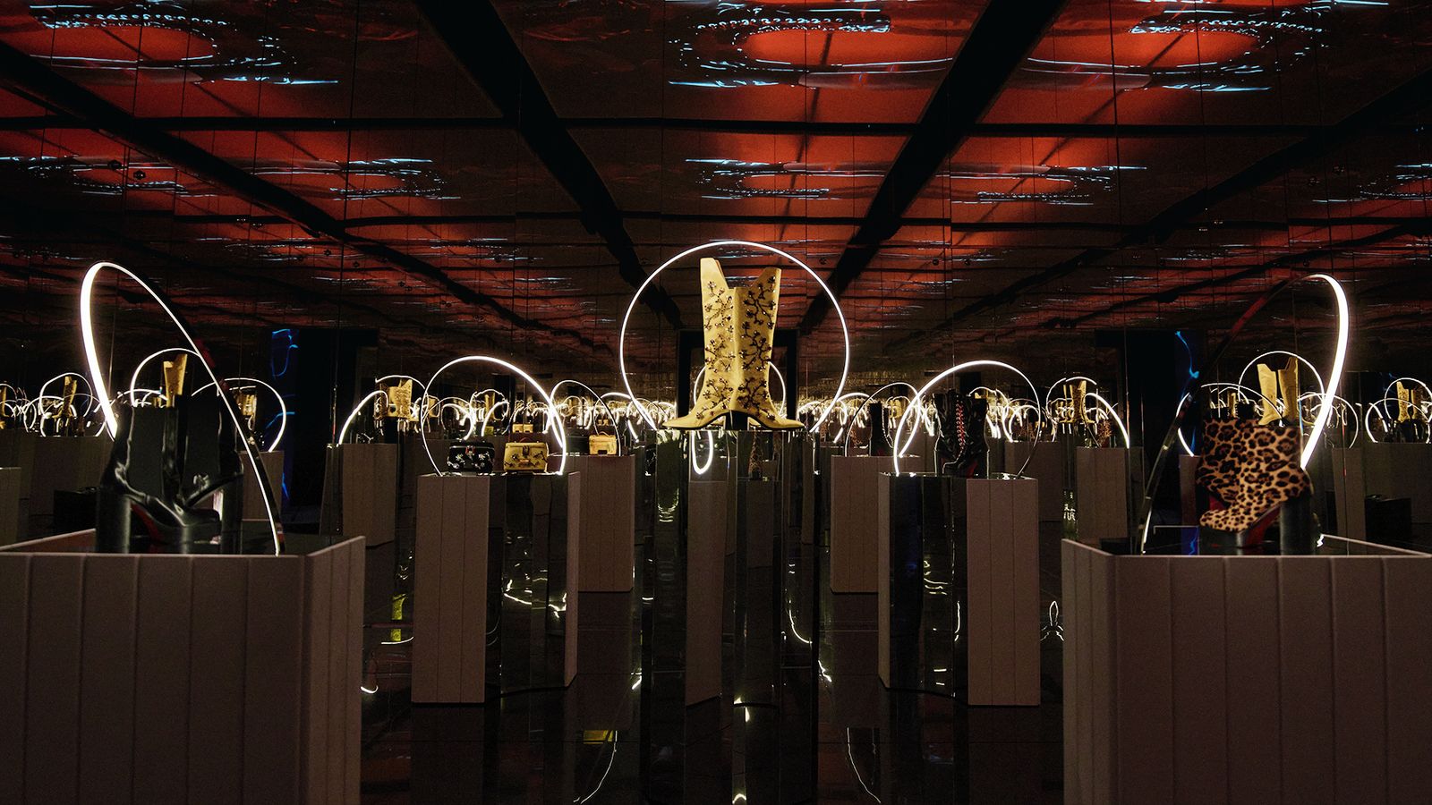 “Huyền thoại giày đỏ” Christian Louboutin trải nghiệm mới trong bộ sưu tập Xuân Hè 2022 - 1