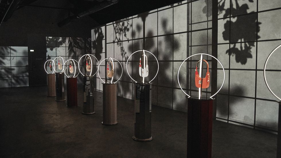 “Huyền thoại giày đỏ” Christian Louboutin trải nghiệm mới trong bộ sưu tập Xuân Hè 2022 - 3