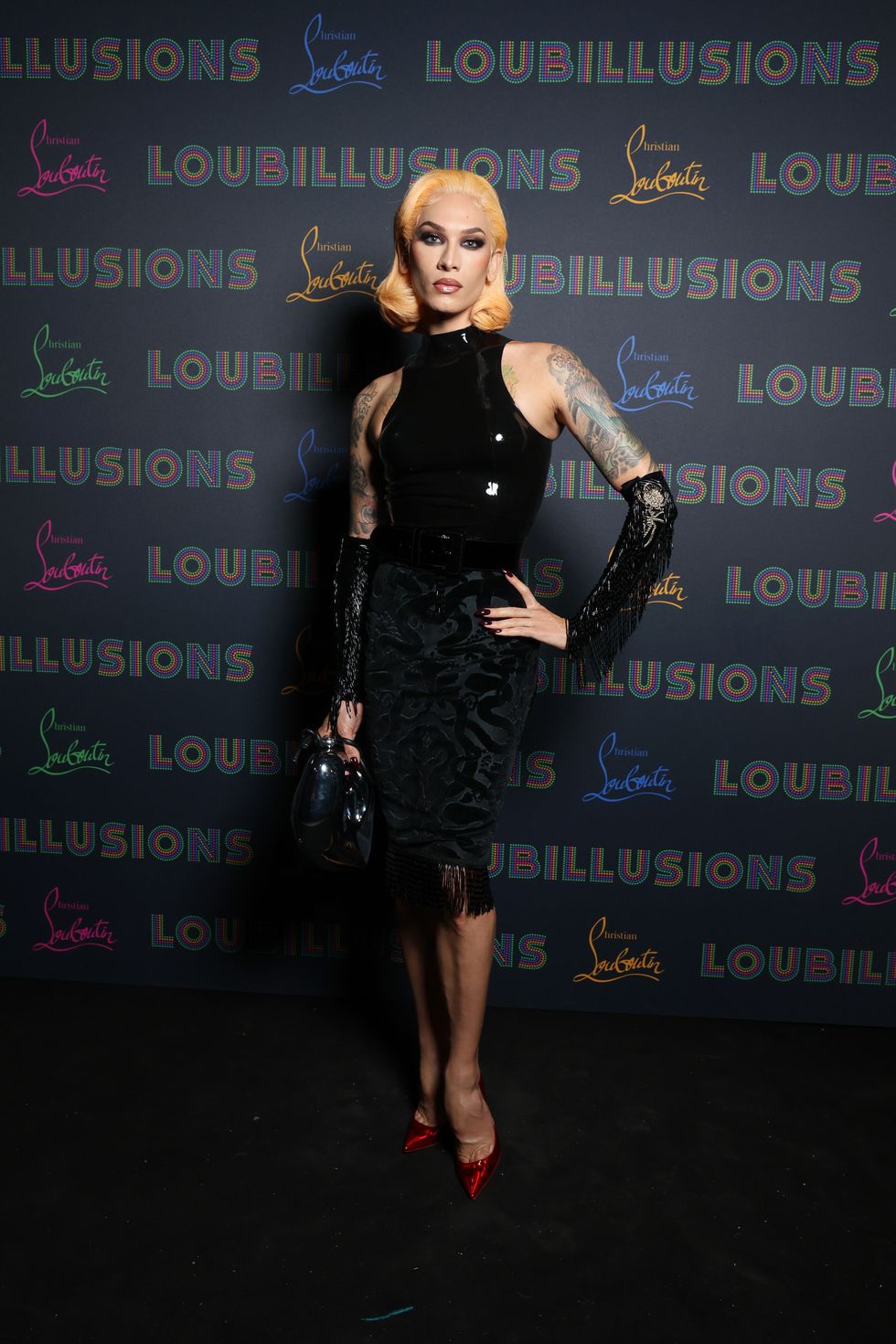 “Huyền thoại giày đỏ” Christian Louboutin trải nghiệm mới trong bộ sưu tập Xuân Hè 2022 - 4