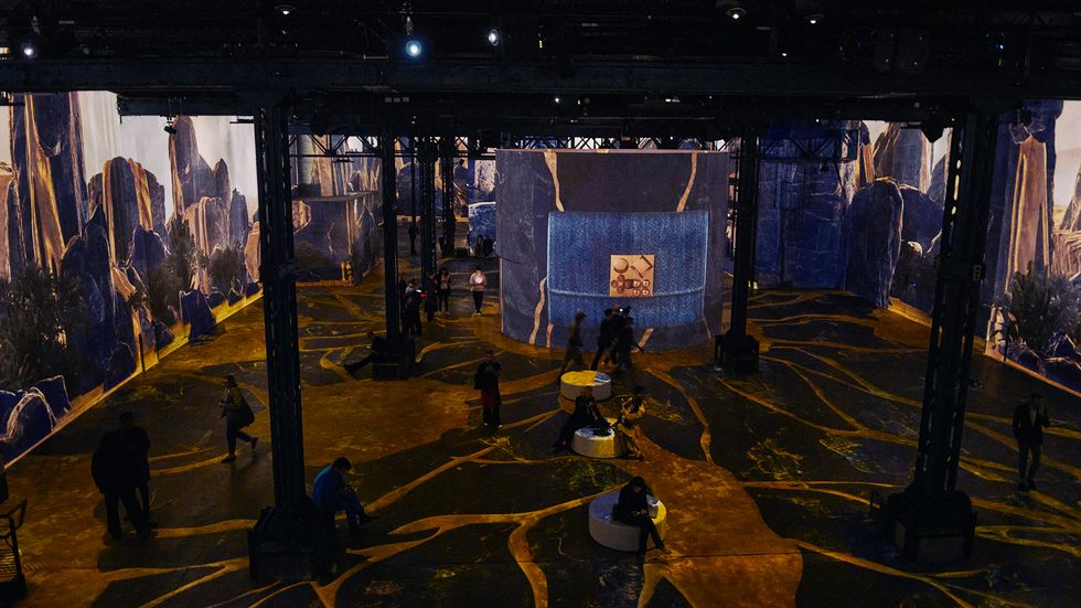 “Huyền thoại giày đỏ” Christian Louboutin trải nghiệm mới trong bộ sưu tập Xuân Hè 2022 - 6