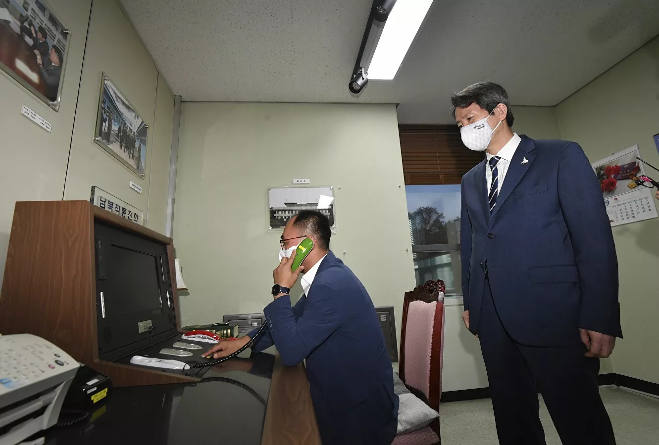 Một quan chức Hàn Quốc liên lạc với phía Triều Tiên qua đường dây nóng năm 2020. Ảnh: AP