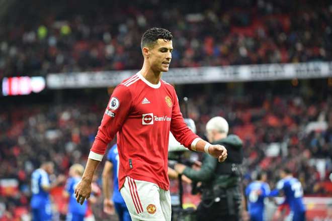 Ronaldo vào sân thay Cavani nhưng sau đó anh phải chứng kiến cảnh MU bị Everton cầm chân 1-1 ở Old Trafford