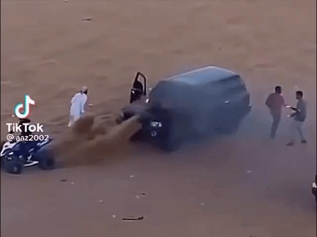 Ô tô - Cách các "dân chơi" dập lửa khi ô tô bị cháy trên sa mạc