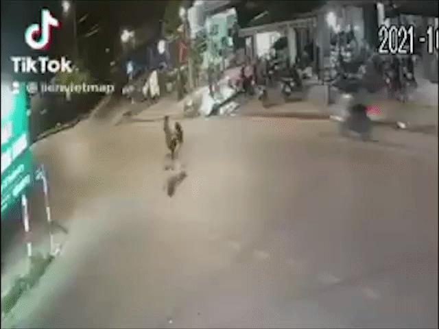 Xe máy - Xe đạp - Rùng mình xe máy húc bay xe đạp đang sang đường