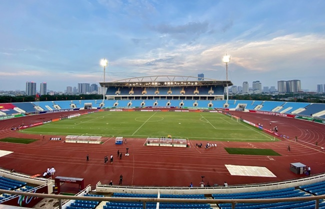 Sân vận động Mỹ Đình lúc mới xây dựng xong năm 2002 trở thành sân vận động hiện đại, hoành tráng và có số lượng chỗ ngồi vào hàng lớn nhất Việt Nam.
