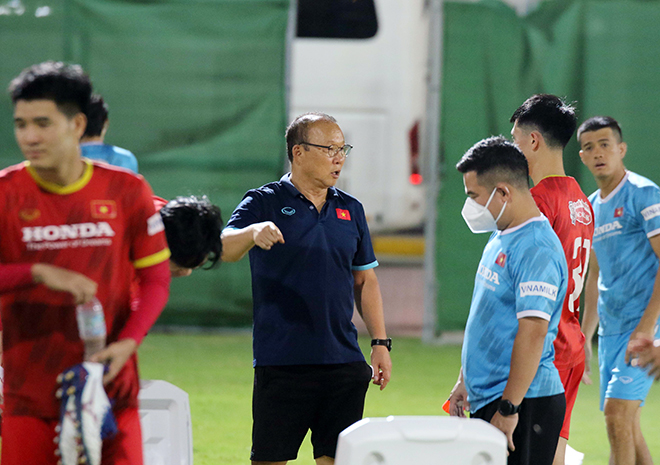 HLV Park Hang Seo cho ĐT Việt Nam chia đội hình thi đấu đối kháng tối ngày 3/10.