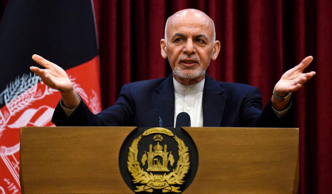 Việc Ghani vội vã di tản khi Taliban
tiến công vào thủ đô Kabul đã khiến ông cùng chính quyền cũ bị chỉ
trích phản bội và không chiến đấu cho đất nước.