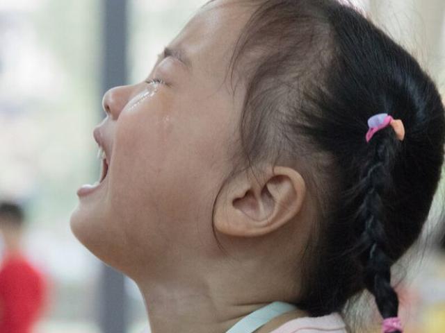 Giáo dục - du học - Bé gái 3 tuổi bị các bạn trong lớp xa lánh, nguyên nhân từ chiếc váy "giá cắt cổ" của đứa trẻ