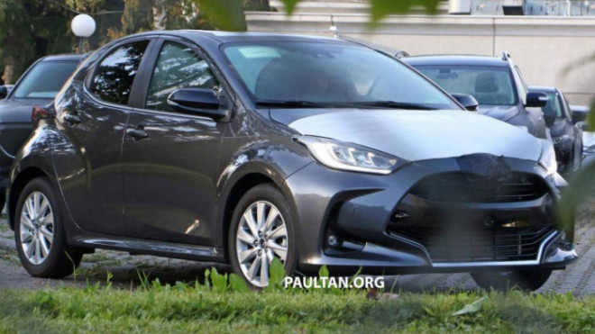 Lộ diện Mazda2 2023 chung nền tảng với Toyota Yaris Hybrid - 1