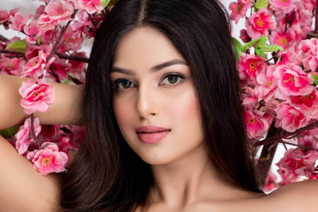 Ngất ngây với vẻ đẹp xứng điểm 10 của Hoàn vũ Ấn Độ sinh năm 2000