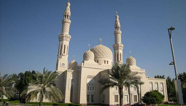 Nhà thờ Hồi giáo Jumeirah: Đây được coi là một trong những nhà thờ Hồi giáo đẹp nhất trong thành phố. Được xây dựng hoàn toàn bằng đá trắng, nơi thờ tự này là điểm đến hoàn hảo để giải đáp những thắc mắc của bạn về Hồi giáo. 
