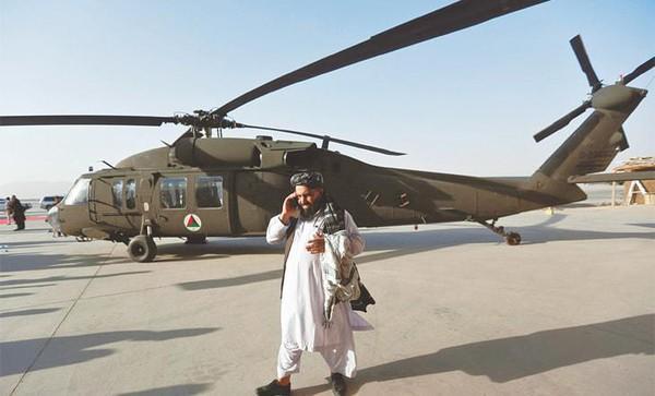 Ông Ghani và đoàn tùy tùng bị quản
thúc trong 31 tiếng. Trong thời gian này, binh sĩ Uzbekistan luôn
trong trạng thái cảnh giác cao độ và soi xét từng hành động của cựu
Tổng thống Afghanistan.