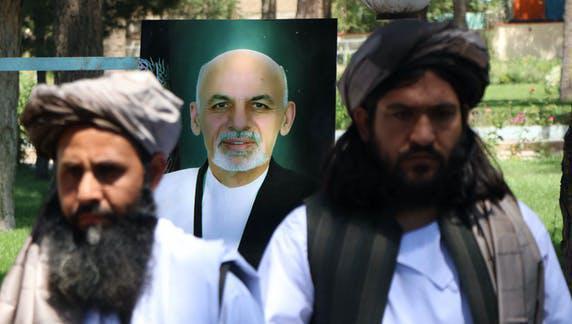 "Tôi xin lỗi nhân dân Afghanistan vì
không thể đem tới kết cục khác. Cam kết của tôi với nhân dân
Afghanistan chưa bao giờ lay chuyển và sẽ soi đường cho tôi trong
suốt quãng đời còn lại", Ghani viết.