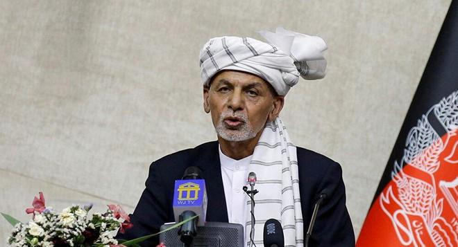 Ông Ghani từng bỏ quốc tịch Mỹ để
tham gia cuộc bầu cử tổng thống Afghanistan năm 2009 nhưng thất
bại, mãi đến năm 2014 ông mới thắng cử lần đầu và tái đắc cử hồi
tháng 9/2019. Tuy nhiên cả hai lần thắng cử đều sa vào tranh cãi và
bị cáo buộc gian lận, dàn xếp.