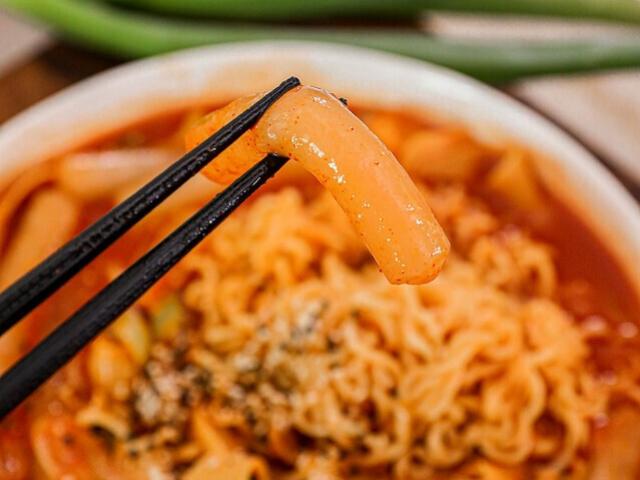 Ẩm thực - Món Tteokbokki làm từ bánh tráng cực hot trên mạng liệu có ngon đến như vậy?