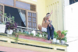 Nam thanh niên ngáo đá "đại náo" khu chợ thương mại