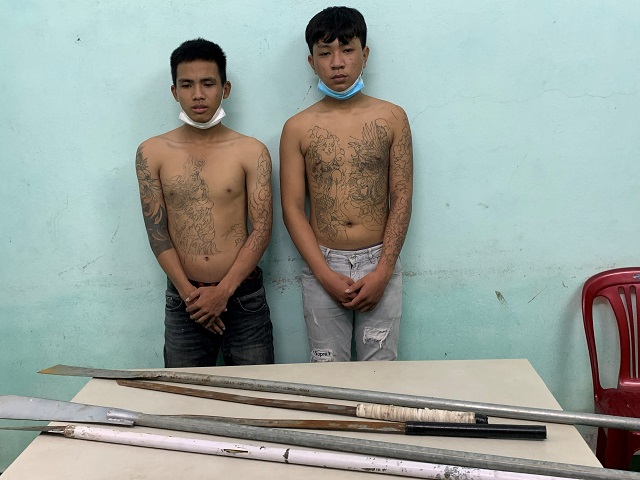 Trung và Huy cùng tang vật tại trụ sở Công an phường Vĩnh Điện.