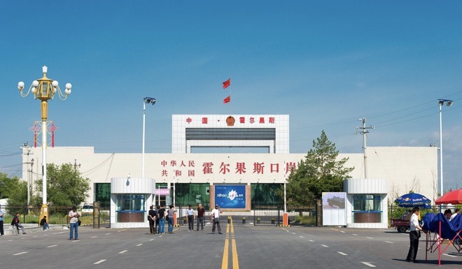 Cửa khẩu biên giới Trung Quốc - Kazakhstan ở thành phố Khorgos.