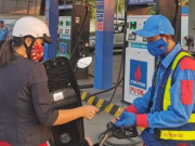 Thị trường - Tiêu dùng - Giá xăng dầu hôm nay 5/10: Tăng mạnh, đứng vững ở mức cao nhất 7 năm qua
