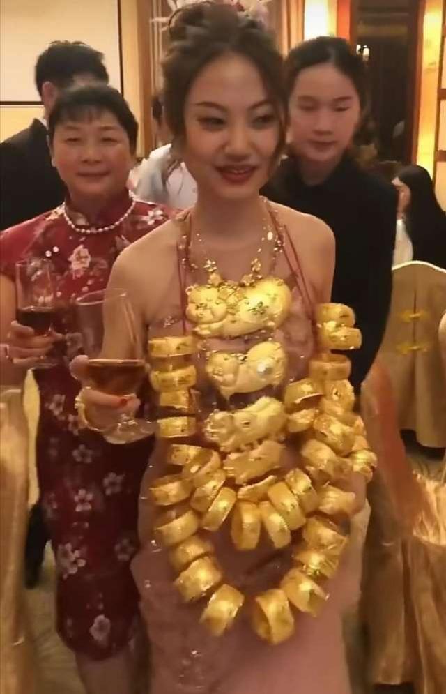 Clip: Cô dâu siêu hot, đeo 60 chiếc vòng vàng sáng chói - 5