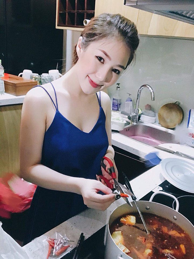 Hương Tràm thoải mái với váy hai dây màu xanh nước biển, tôn lên làn da trắng mịn không tỳ vết.
