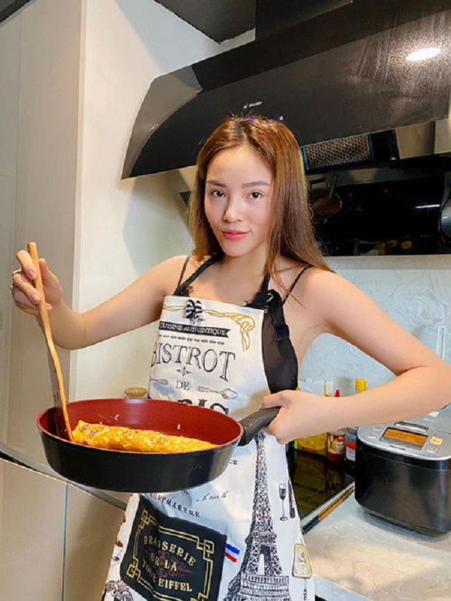 Nổi tiếng với phong cách thời trang thời thượng, sành điệu nhưng Hoa hậu Kỳ Duyên&nbsp; vào bếp lại khá &#34;bánh bèo&#34; với mẫu đầm hai dây. Mỹ nhân quê Nam Định cũng chứng tỏ độ &#34;chịu chơi&#34; khi tậu hẳn một chiếc tạp dề hàng hiệu.
