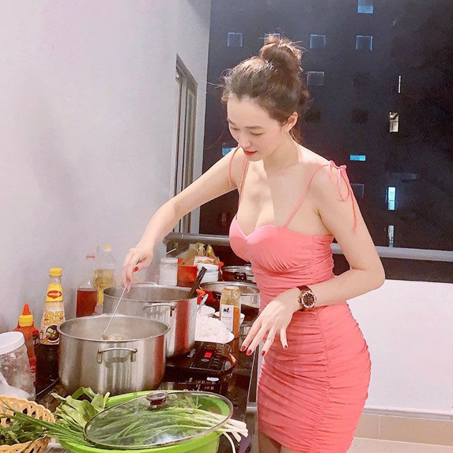 Khánh My diện váy hai dây ôm sát khoe vóc dáng nóng bỏng khi vào bếp nấu ăn.
