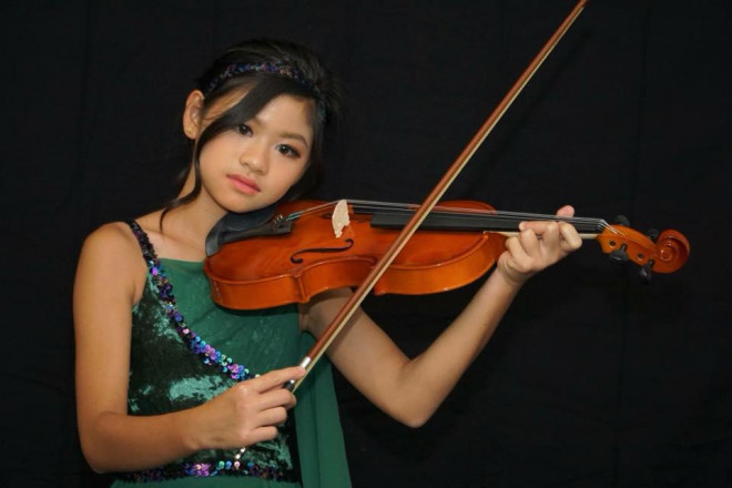 Không những vậy, Jacy cũng là một nàng tiểu thư rất đa tài. Cô bạn biết vũ đạo, biết cả violin. Ngoài ra, Jacy còn nằm trong đội cổ vũ của trường.