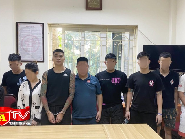 Video - 'Đập đá' để ăn mừng vợ sinh con trai trong căn hộ