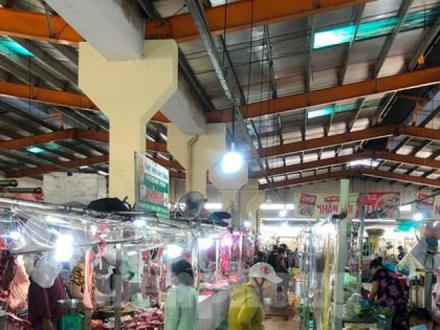 Thị trường - Tiêu dùng - Nhiều chợ ở TPHCM vừa mở lại, thực phẩm giảm giá không ngờ