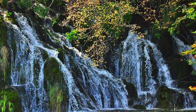Thác Plitvice, Croatia: Với một mạng lưới thác và hồ nước rộng lớn, Plitvice ở Croatia là một khung cảnh lý tưởng cho những người yêu thiên nhiên. Mặt nước lấp lánh sẽ tạo nên một bối cảnh tuyệt vời khi bạn muốn có những bức ảnh để đời. 
