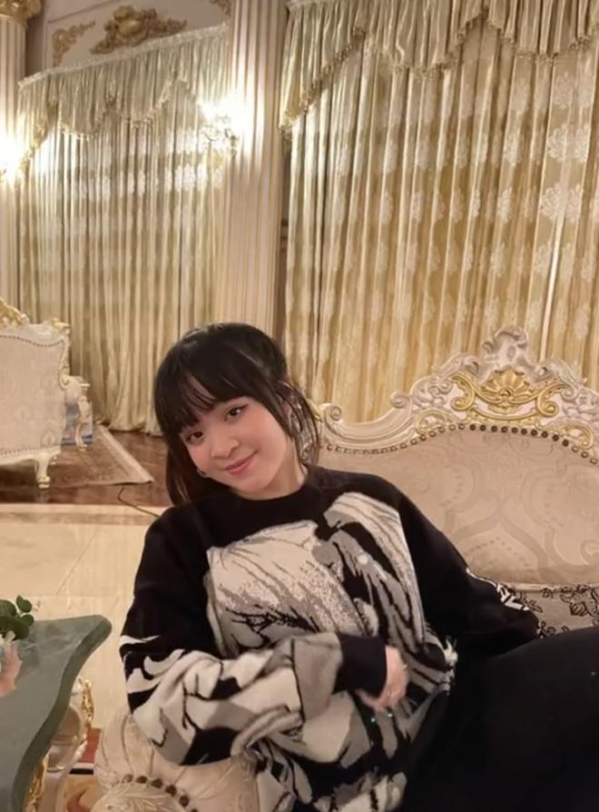 Mới dây, Natalie thu hút sự chú ý của dư luận khi được mẹ tiết lộ sẽ tặng BST kim cương của mình để cô bé tập tành làm bà chủ nhỏ. Số kim cương này Natalie để đeo hay bán đấu giá làm từ thiện tùy theo ý cô.
