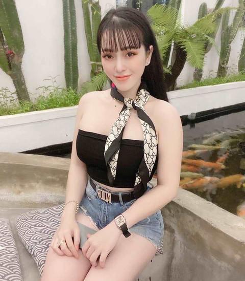 Ngoài cuộc sống sang chảnh mà người này khoe trên mạng ra thì hotgirl này còn khiến nhiều người mến mộ vì sự thân thiện. Đó là những hình ảnh cô nàng đi chùa, đi từ thiện... Được trời phú cho khuôn mặt xinh đẹp, cô nàng thường ăn mặc sexy, luôn đeo nhiều trang sức, dùng đồ hàng hiệu và thường xuyên xuất hiện tại những địa điểm sang chảnh, quán karaoke, bar, vũ trường… tại Đà Nẵng. Tại cơ quan công an, Trang thừa nhận vì quen biết các đầu mối lấy ma túy ở ngoại tỉnh nên chủ động liên hệ đặt mua ma túy về Đà Nẵng bán với số lượng lớn.
