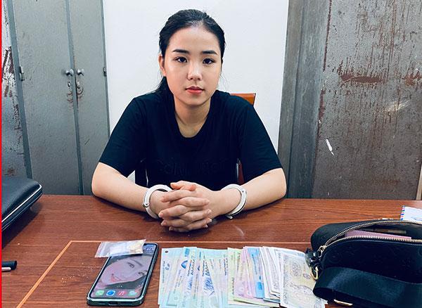 Sở hữu khuôn mặt xinh đẹp, ưa nhìn, lại đảm đương là bà chủ quán bán bún nổi tiếng, đối tượng Trần Thị Diệu Huyền (SN 2000, được mệnh danh là hot girl “bún bò Huế”) kiêm luôn việc bán ma túy ngay tại quán ăn.