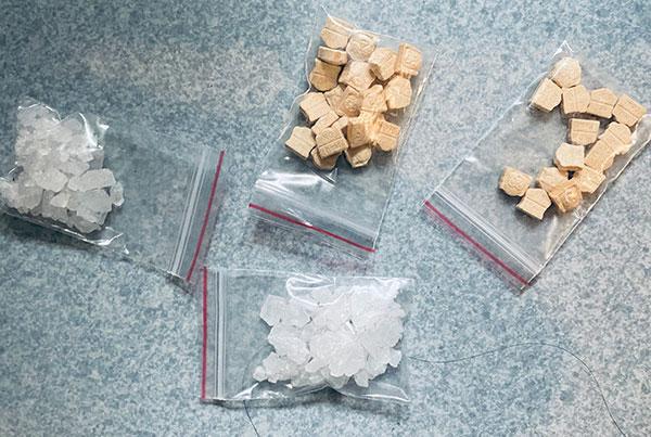 Tang vật thu giữ là 10 viên nén hình đa giác màu vàng, 3 túi nilon bên trong chứa các tinh thể màu trắng được đối tượng khai là ma túy kẹo và Ketamin, hơn 16 triệu đồng. Cơ quan chức năng đã tiến hành khám xét khẩn cấp quán “Bánh canh cá lóc & Bún bò giò Huế” có địa chỉ tại số 341, đường Bà Triệu (phường Hoàng Văn Thụ, thành phố Lạng Sơn). Tại đây, công an thu thêm 38 viên nén ma túy kẹo và nhiều túi nilon chứa ma túy Ketamine, 1 cân tiểu ly điện tử cùng nhiều tang vật liên quan.