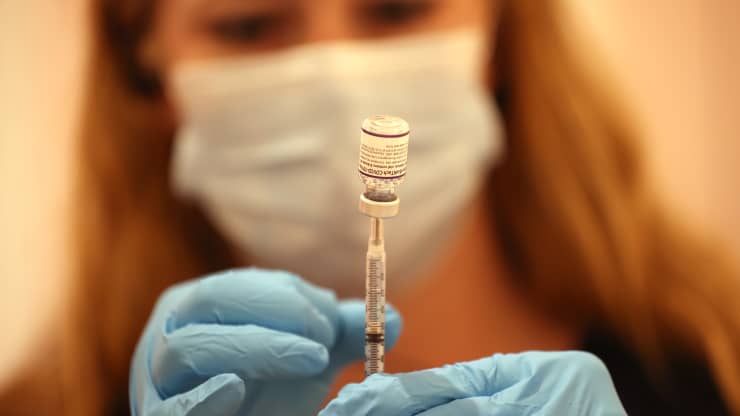Nhân viên y tế chuẩn bị mũi tiêm vaccine Pfizer ở bang California, Mỹ.