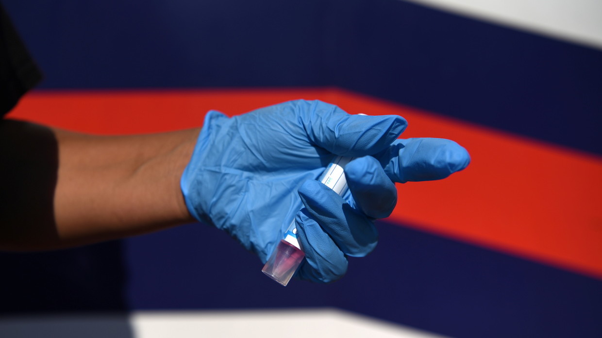 Nhân viên y tế cầm trên tay một mẫu xét nghiệm Covid-19 ở Houston, bang Texas, Mỹ.