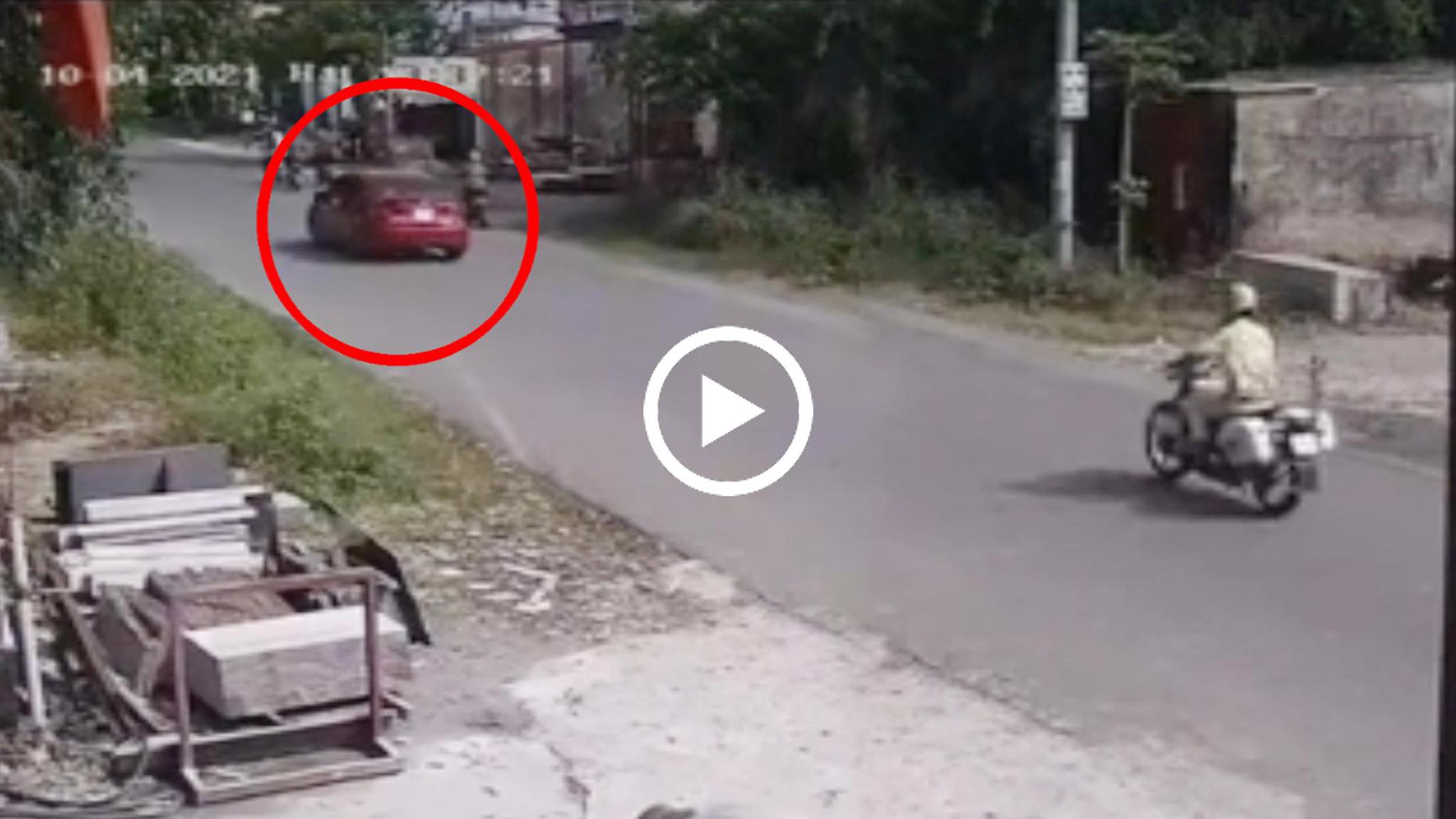Xe CSGT đi phía sau xe ô tô màu đỏ của youtuber (ảnh cắt từ clip)