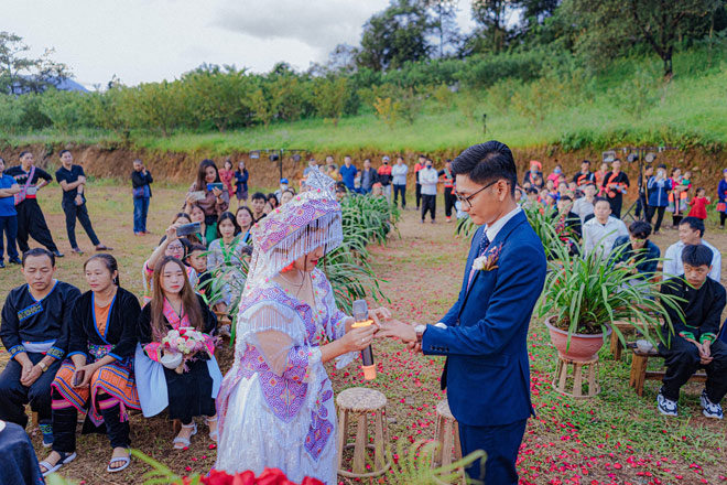 Đám cưới đẹp như mơ giữa núi rừng Tây Bắc của cô dâu H’Mông và chú rể Sài thành - 6